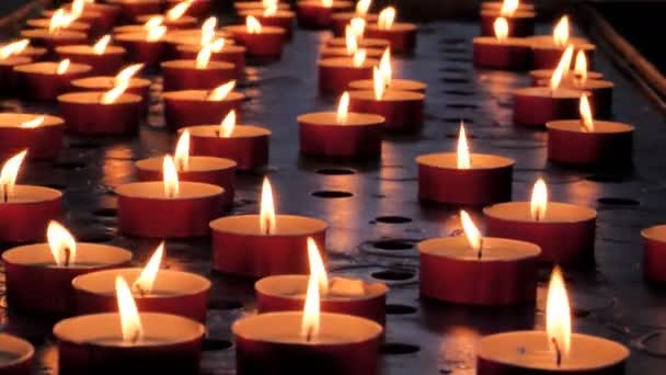 어둠 속에서 많은 촛불 점화. 근접 촬영 보기 — 비디오