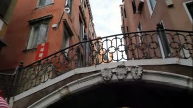 Venedik, İtalya, 1 Kasım 2018: Klasik Venedik dar kanal veya kanal sokak romantik gondola binmek Venezia parlak ve renkli Venedik Mimarlık geleneksel Venedik cityscape eski binalar arasında