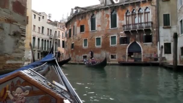 Clásico canal veneciano o calle del canal con góndolas a caballo — Vídeo de stock