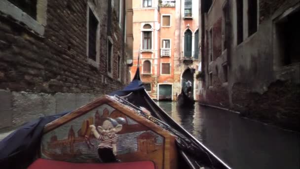 Classico canale veneziano o canale stradale con gondole a cavallo — Video Stock