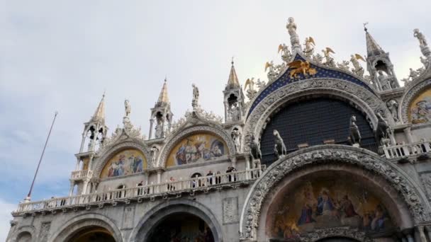 San Marco katedrálishoz, illetve a bazilika építészet. Velence, Olaszország — Stock videók