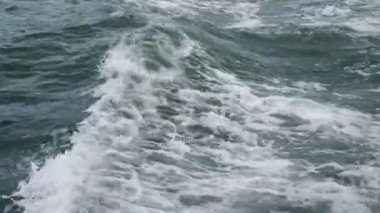 Deniz ya da okyanus dalgaları ve köpük motorlu tekne veya yat sonra