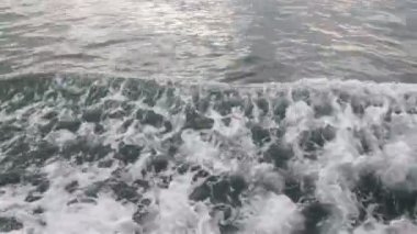 Deniz ya da okyanus dalgaları ve köpük motorlu tekne veya yat sonra