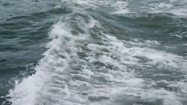 海や海の波、モーター ボートやヨットの後の泡 — ストック動画