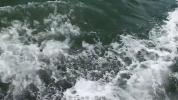 Морские или океанские волны и пена после моторной лодки или яхты — стоковое видео