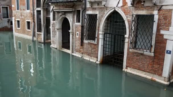 Klassische venezianische Architektur und kanalisiertes Stadtbild. Venedig, Italien — Stockvideo