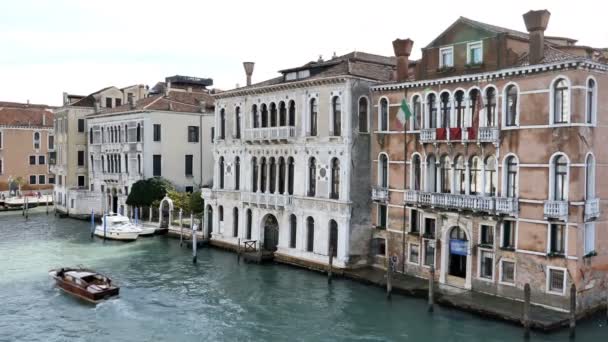 Klassische venezianische Architektur und kanalisiertes Stadtbild. Venedig, Italien — Stockvideo