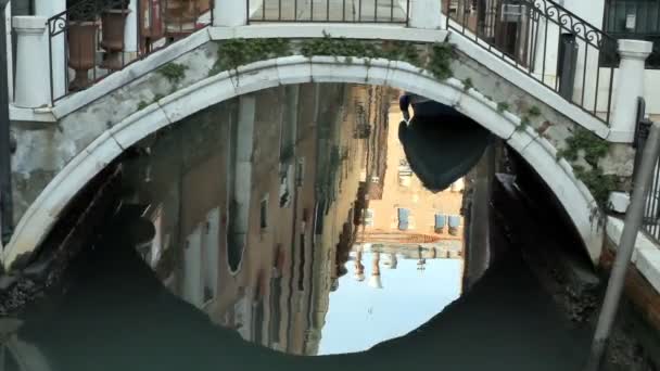 Das ruhige türkisfarbene Wasser fließt unter der alten Brücke. Venedig, Italien — Stockvideo