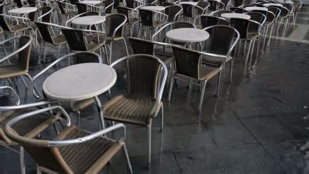 Tables et chaises de restaurant inondées. Venise, Italie — Video