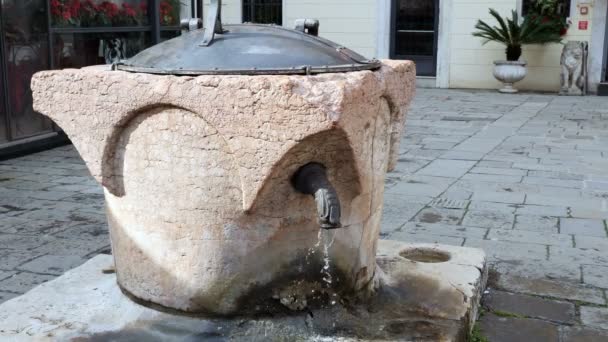 Αρχαία παραδοσιακή νερό καλά στη Βενετία με ρίχνει νερό — Αρχείο Βίντεο