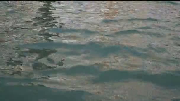 Tyrkysové moře nebo oceán vody vlny detailní zobrazení — Stock video