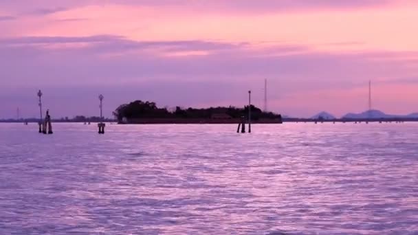 Panorama des Industriegebietes in der Nähe des Seekanals in der Abenddämmerung — Stockvideo