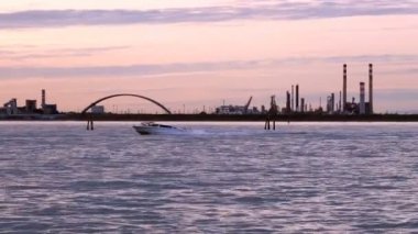 Sanayi Bölgesi deniz kanal alacakaranlıkta yakın Panoraması