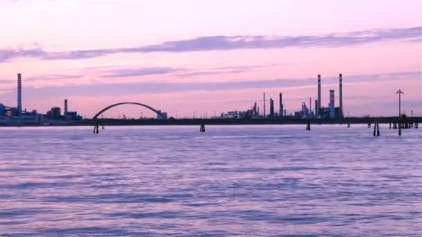 Panorama da área industrial perto do canal marítimo ao entardecer — Vídeo de Stock