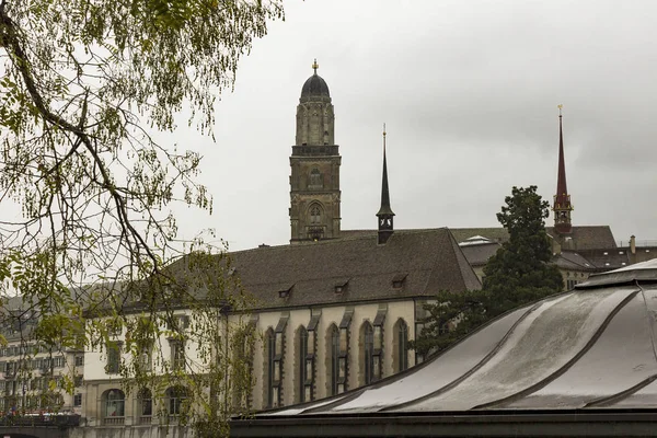 Grossmünster és a zürichi óváros a Limmat folyó nézet — Stock Fotó