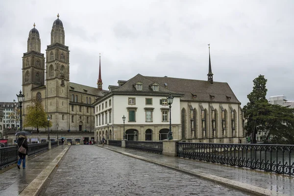 Grossmünster és a zürichi óváros a Limmat folyó nézet — Stock Fotó