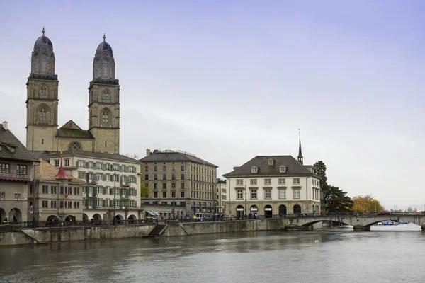 Vue sur Grossmunster et la vieille ville de Zurich depuis la rivière Limmat — Photo