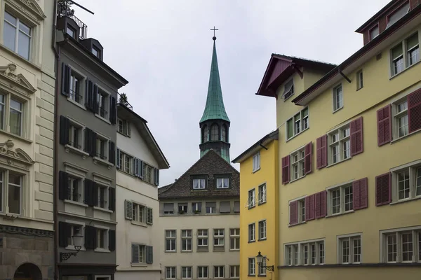 Klassisches Schweizer Stadtbild bei regnerischem Herbsttag, Zürich, Schweiz — Stockfoto