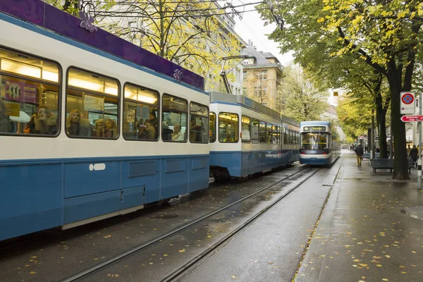 Paisaje urbano suizo clásico en el lluvioso día de otoño, Zurich, Suiza — Foto de Stock