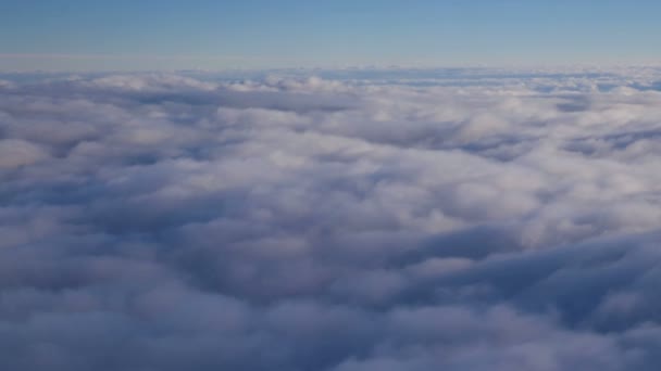 Atemberaubende Aufnahmen von Luftaufnahmen über Wolken aus dem Flugzeug — Stockvideo