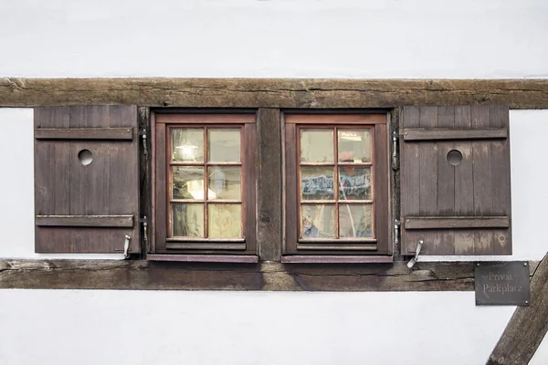 Παλιά αρχαία ξύλινα παράθυρο με τυφλή ή παντζούρια — Φωτογραφία Αρχείου