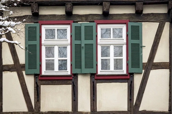 带百叶窗或百叶窗的古老木窗 — 图库照片