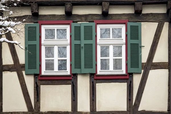 Oude antieke houten venster met blinde of luiken — Stockfoto