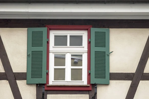 Oude antieke houten venster met blinde of luiken — Stockfoto