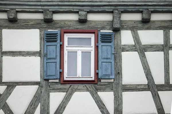 Oude antieke houten venster met blinde of luiken — Stockfoto