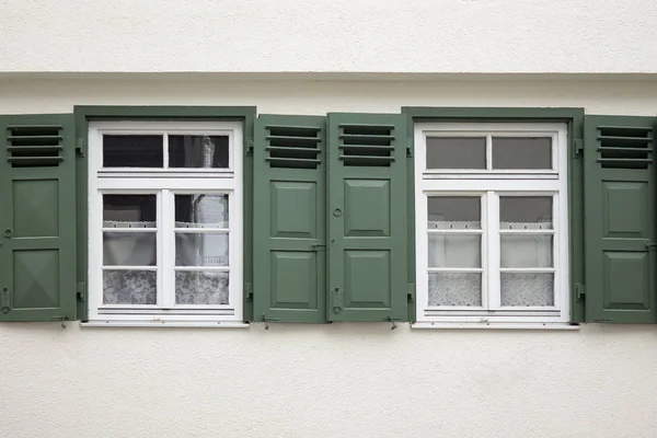 Stare zabytkowe okno drewniane z niewidomych lub okiennice — Zdjęcie stockowe