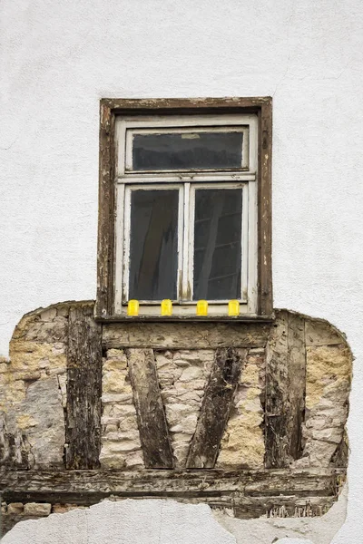 Vieille fenêtre ancienne en bois avec stores ou volets — Photo