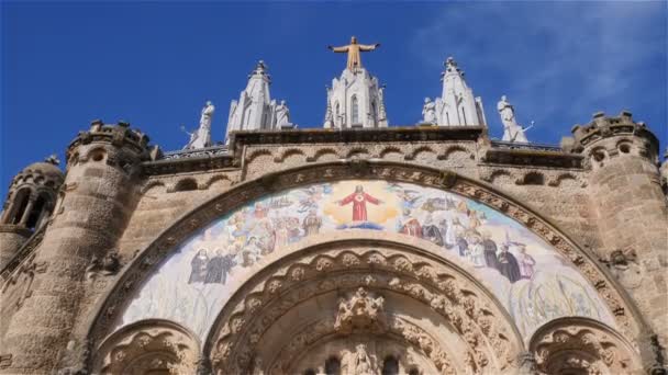 西班牙巴塞罗那 2018年11月1日 卡萨尼亚提比达博山上耶稣神圣心脏教堂 垂直的立面全景 相机从上到下移动 地面景观 — 图库视频影像