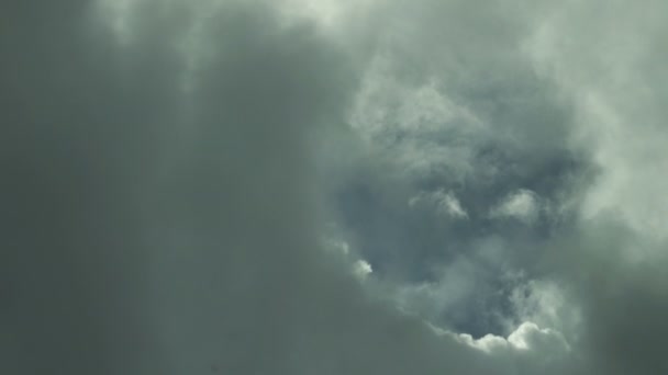 Dunkle Gewitterwolken ziehen auf. blauer Himmel tief im Inneren — Stockvideo