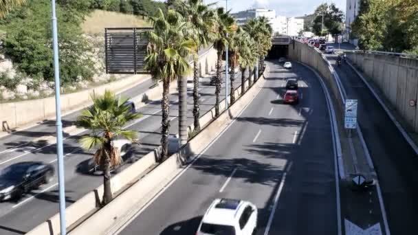 Strada asfaltata o strada di città con auto in movimento — Video Stock