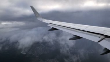İken, uçak veya jet fırtına gri gökyüzü arka plan üzerinde kanat