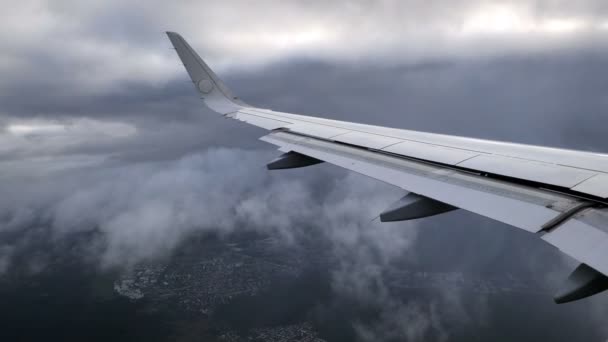 Πτέρυγα του προσγείωση αεροπλάνου ή jet σε φόντο γκρίζο ουρανό καταιγίδα — Αρχείο Βίντεο