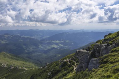 Bulutlu gökyüzü ile doğal yaz dağları görünümü. Karpatlar