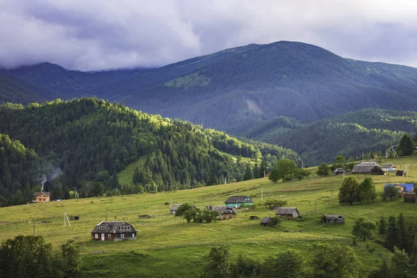 Мальовничі літні гори з видом на хмарний небо. Карпати — стокове фото