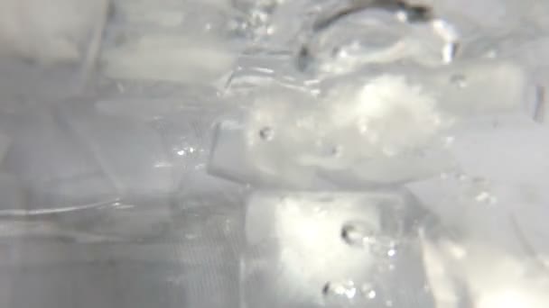 Закрыть замедленное движение льда с пузырьками под водой — стоковое видео