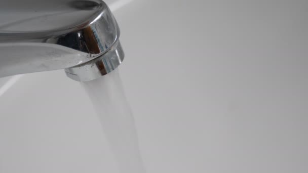 L'eau coule du robinet à l'évier. Gros plan — Video