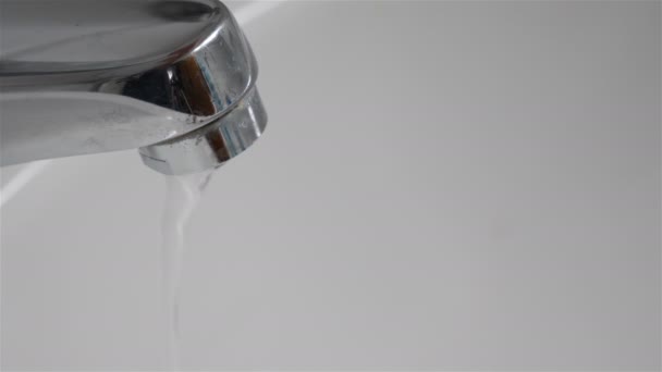 L'eau coule du robinet à l'évier. Gros plan — Video