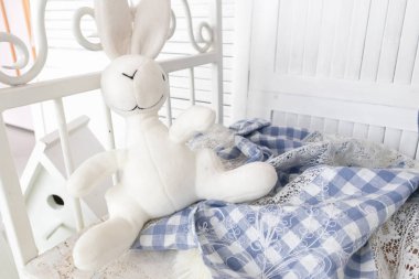 yumuşak çocuk oyuncak tavşanı battaniyeli beşikte