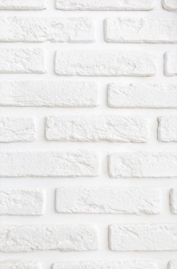 Dekoratif tuğla elementli beyaz duvar