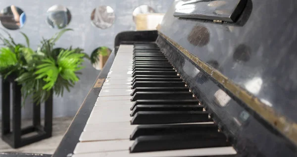 Çerideki Eski Siyah Piyanonun Elementleri — Stok fotoğraf