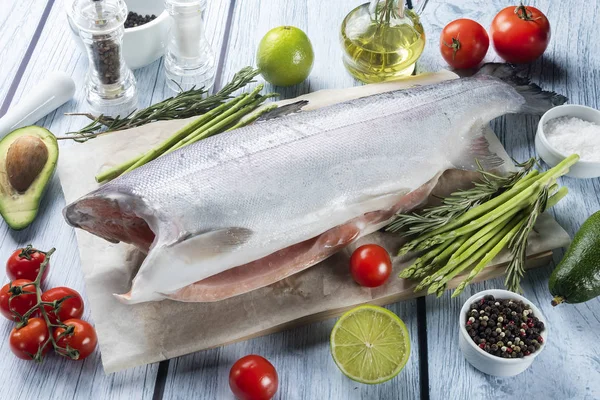Photo Meeresfrüchte Und Fisch Auf Pergament Mit Gemüse Auf Dem — Stockfoto