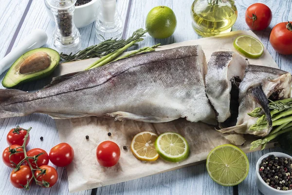 Photo Meeresfrüchte Und Fisch Auf Pergament Mit Gemüse Auf Dem — Stockfoto