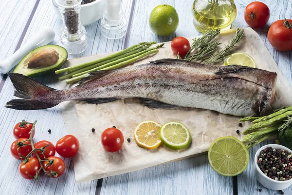 Photo Meeresfrüchte Und Fisch Auf Pergament Mit Gemüse Auf Dem — Stockfoto