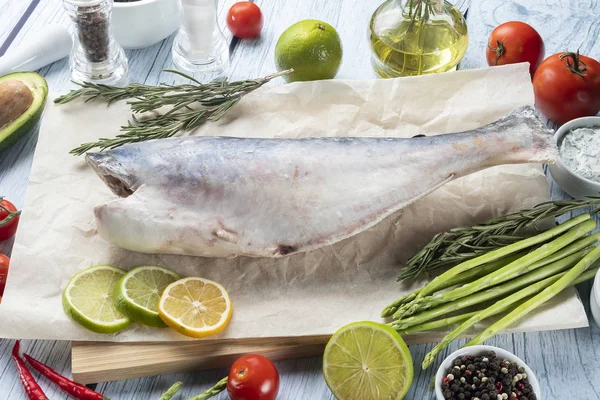 Photo Meeresfrüchte Und Fisch Auf Pergament Mit Gemüse Auf Dem — Stockfoto