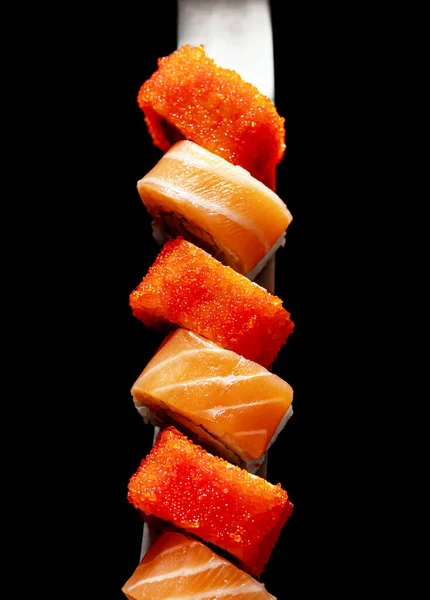 Japanse Broodjes Zeevruchten Sushi Een Katana Zwaard Een Zwarte Achtergrond — Stockfoto
