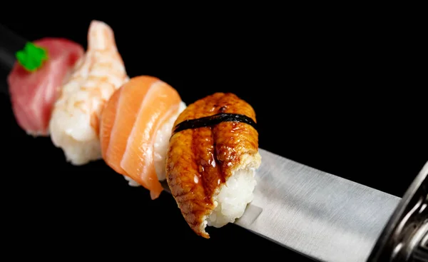 Japanische Semmeln Und Meeresfrüchte Sushi Auf Einem Katana Schwert Auf — Stockfoto